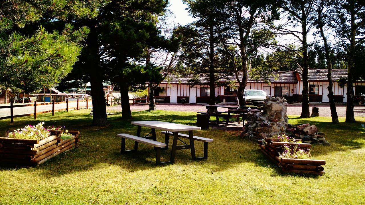 East Glacier Motel & CabinsEast Glacier Park Village エクステリア 写真