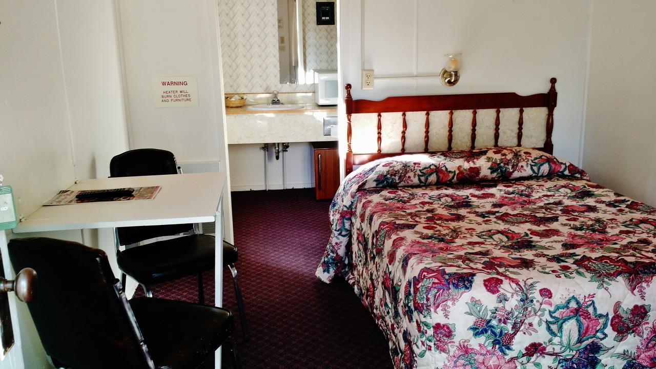 East Glacier Motel & CabinsEast Glacier Park Village エクステリア 写真