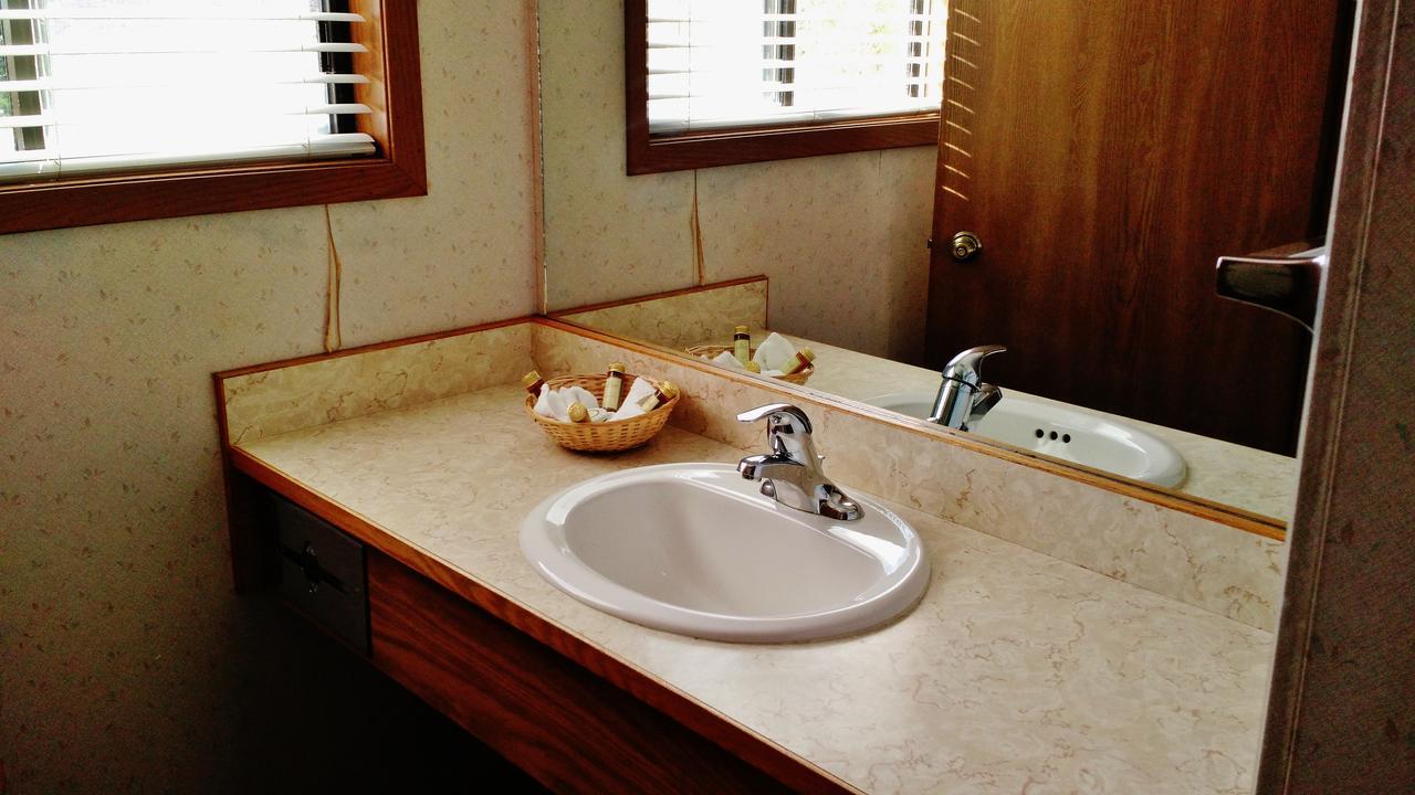 East Glacier Motel & CabinsEast Glacier Park Village エクステリア 写真
